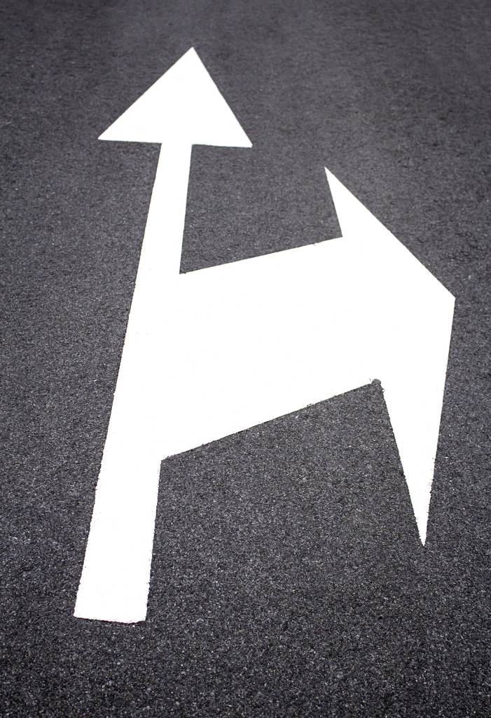 白色箭頭標(biāo)志在交通管理與道路安全中的重要作用